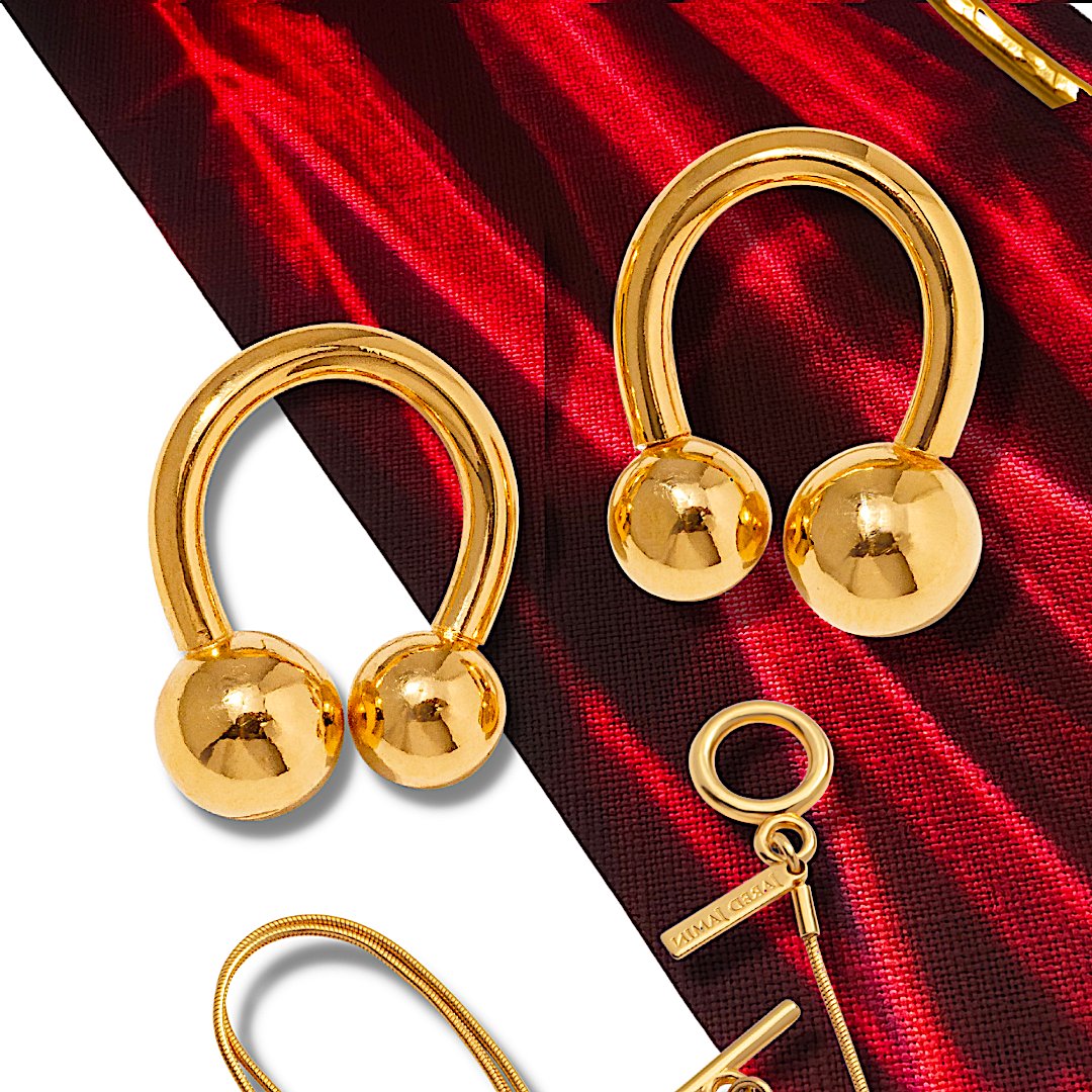 JAREDJAMIN's tweet image. While these earrings evoke a #kettlebellworkout they are far easier to wear &amp;amp; way more fashionable. 🫖🔔❗️

#kettlebellswings #trendingjewelry #gymjewelry #goldearrings #goldplatedjewelry #funearrings #boldearrings #trendingearrings #jewelrytrends #luxuryjewellery #giftforher