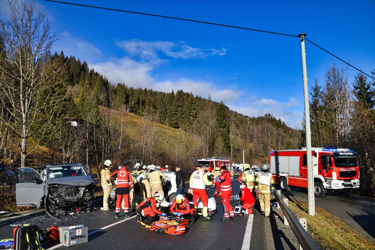 ff_kitz's tweet photo. Am 04.01. um 10:33 Uhr 

Technische Hilfeleistung auf der B 161 Paß Thurn Straße Jochberg, Schwerer Verkehrsunfall
 
https://t.co/SbQDhPghDP
 
https://t.co/04zl4k6e2p
https://t.co/q2otI0fHqU
https://t.co/9JKvJeIIOh https://t.co/5kKhe13A7A