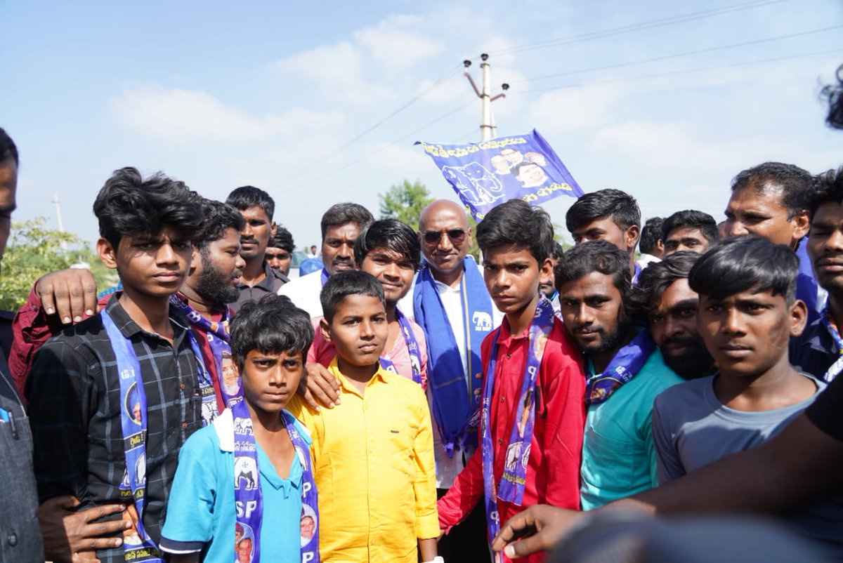 BSPPanjugula's tweet photo. వారసత్వ రాజకీయాలు నశించాలి అంటున్న #RSPraveenSwaero
వారసత్వ రాజకీయాలే మాలక్ష్యం అంటున్న #BRSParty & #BJP4India
#StopHackingMyPhone
#ProtectPrivacy
#HackPovertyNotPhones
#HackInjusticeNotPhones
#BITCELL_BSP #BSPPanjugula #AshwinBSP #Bsp_Kalwakurthy #rayadasm #mayawati #bspindia https://t.co/C5B36PltxZ