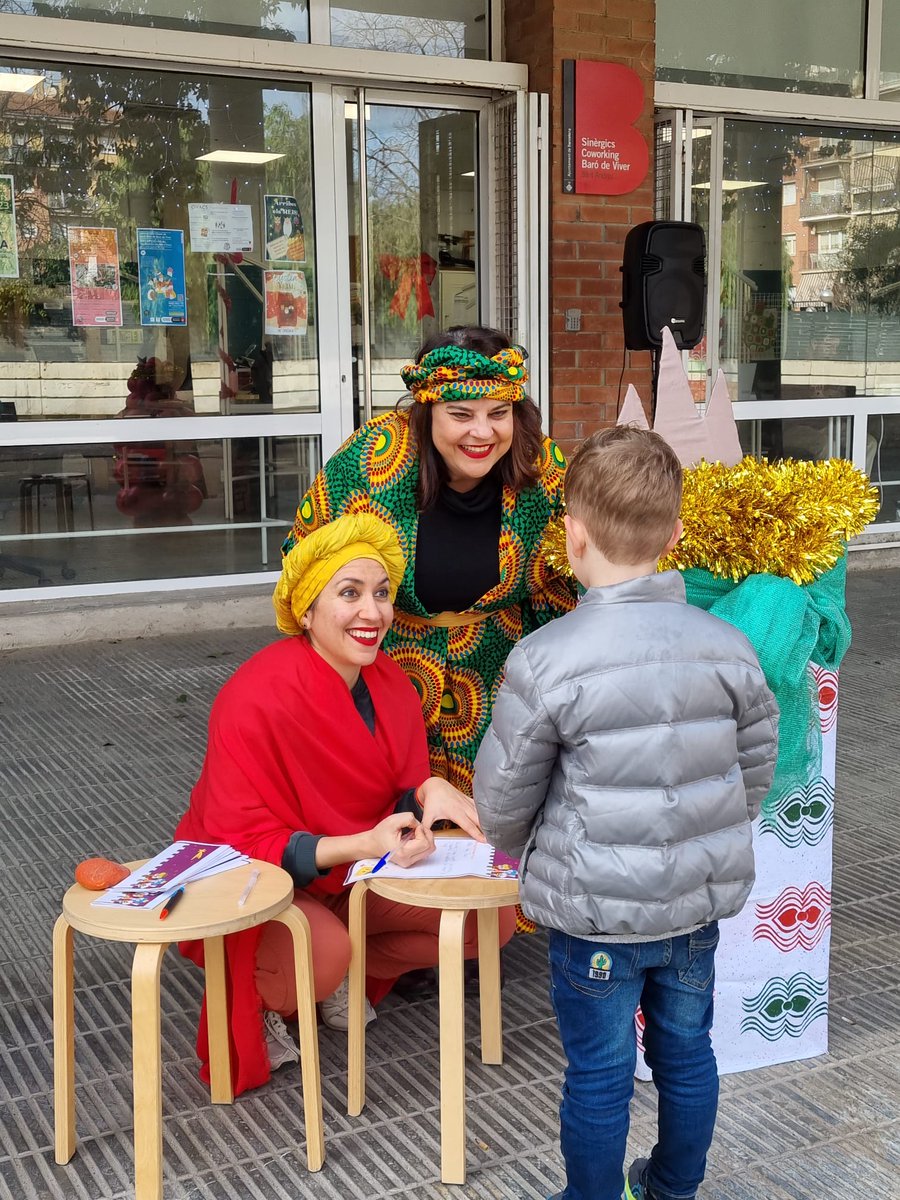 Sinergicsbcn's tweet photo. El #retornsocial és part del #coworking, la forma de pagar l'espai. Ahir, la Yasmine i la Aisha, patges reials a Sinèrgics, van recollir cartes de nenes i nens de #barodeviver
Bons Reis!👑👑👑
#coworkers #espaidecotreball #comunitat https://t.co/3gvvUAjFMn
