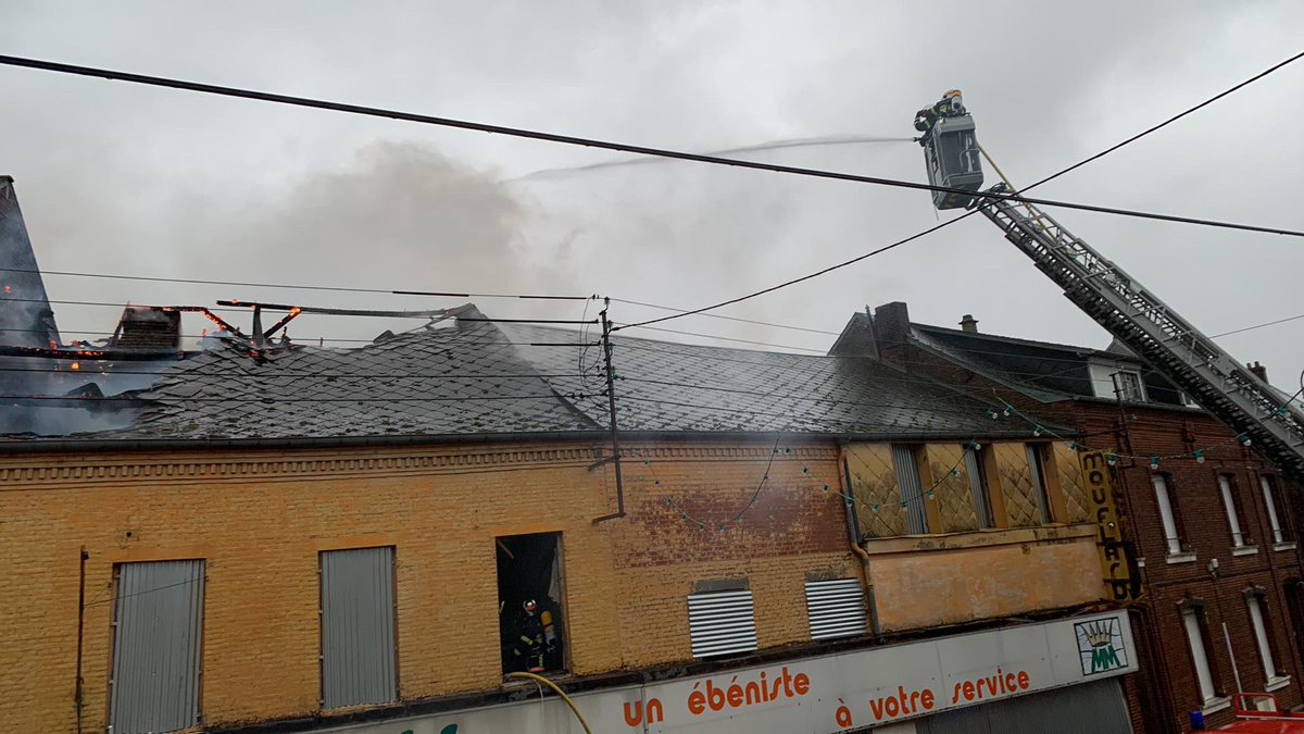 RadioEchoFm's tweet photo. #Hirson | Les sapeurs-pompiers sont intervenus ce mercredi après-midi rue du 8 mai 1945 pour l'incendie d'un bâtiment qui était autrefois occupé par l'enseigne «Au roi du meuble».
Aucun blessé dans ce lieu inoccupé.

#incendie @Sdis02 https://t.co/LMNEJ8yq8r
