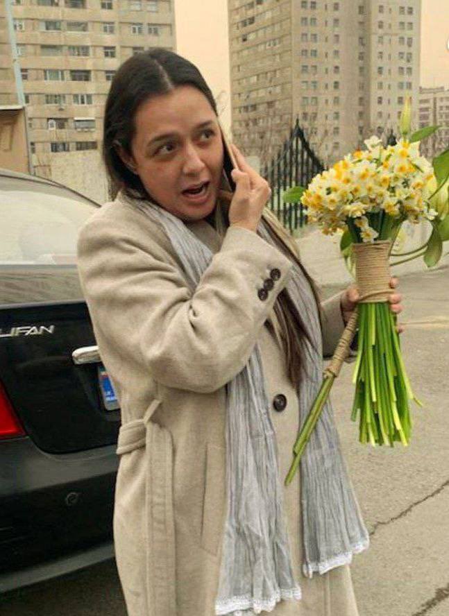 ksadjadpour's tweet photo. Profile in courage: Acclaimed Iranian actress Taraneh Alidoosti was imprisoned for nearly three weeks for posting a photo of herself online without compulsory hejab. She was released today on bail, without wearing hejab. https://t.co/J9CrOkcrXu https://t.co/GKYxIqOsoZ