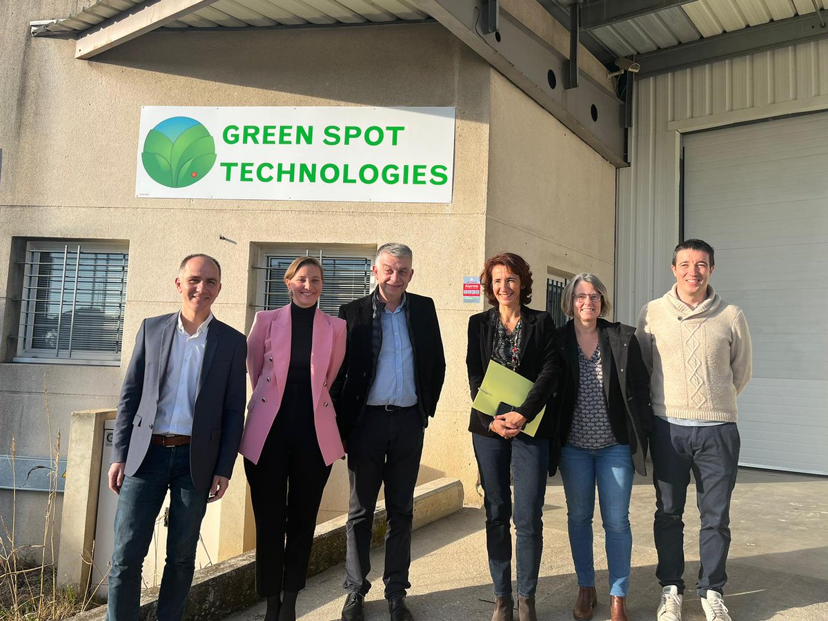 EnedisRegionSud's tweet photo. #VPA et @Enedis s’engagent en faveur du développement et de l’attractivité du #Vaucluse : un accord officialisé chez Green Spot Technologies, 1re entreprise à bénéficier de cet accompagnement sur mesure qui vise à faciliter les démarches des entreprises qui souhaitent s’implanter https://t.co/cvNNFFZR6m