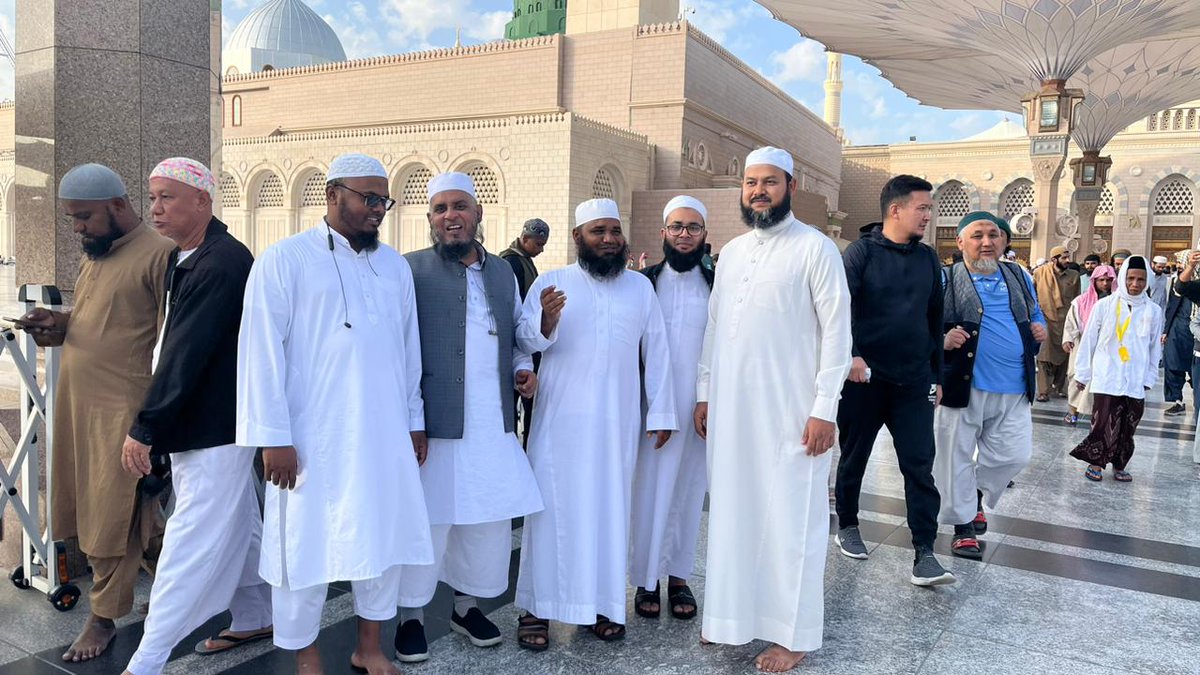 anasabbad786's tweet photo. گزشتہ جمعہ کےدن جب روضہ پاک صلی ﷲ علیہ وسلم پہ درودوسلام کا نذرانہ پیش کرکے نکلےتو دوستوں سے ملاقات ہوئی 
#دلکش نظارے https://t.co/hOhuF71DkN