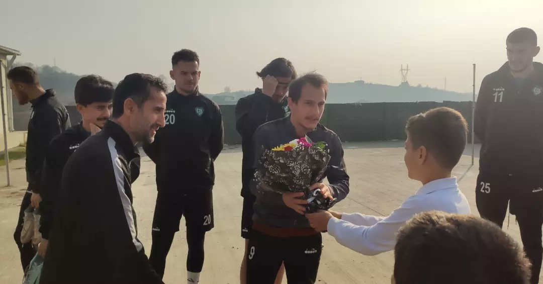 Geçici bir süre komşumuz olacak olan Çilimli Belediyespor'a 5. Sınıf öğrencilerimiz ile hoşgeldiniz ziyaretinde bulunarak başarılar diledik. ⚽💐