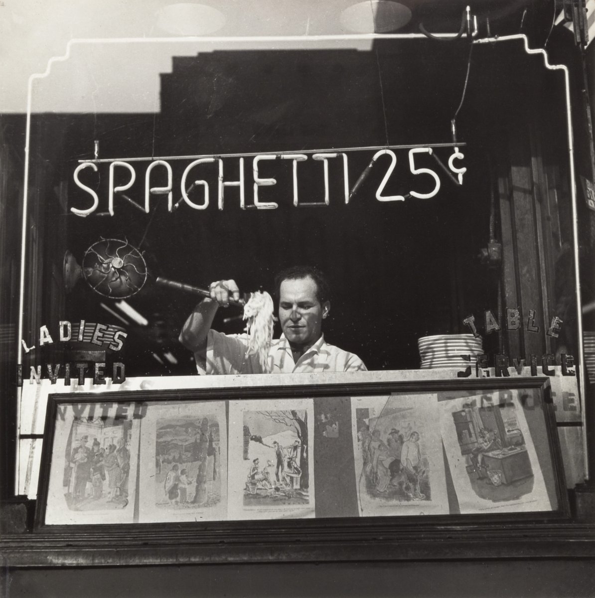 TheJewishMuseum's tweet photo. Looking for an excuse to eat spaghetti? We’ve got one for you, it’s #NationalSpaghettiDay! In 1945, photographer #IdaWyman captured this Italian restaurant by the offices of the news agency Acme Newspictures, where she was their first female photo printer. #JewishMuseumCollection https://t.co/enFGcCWHgD