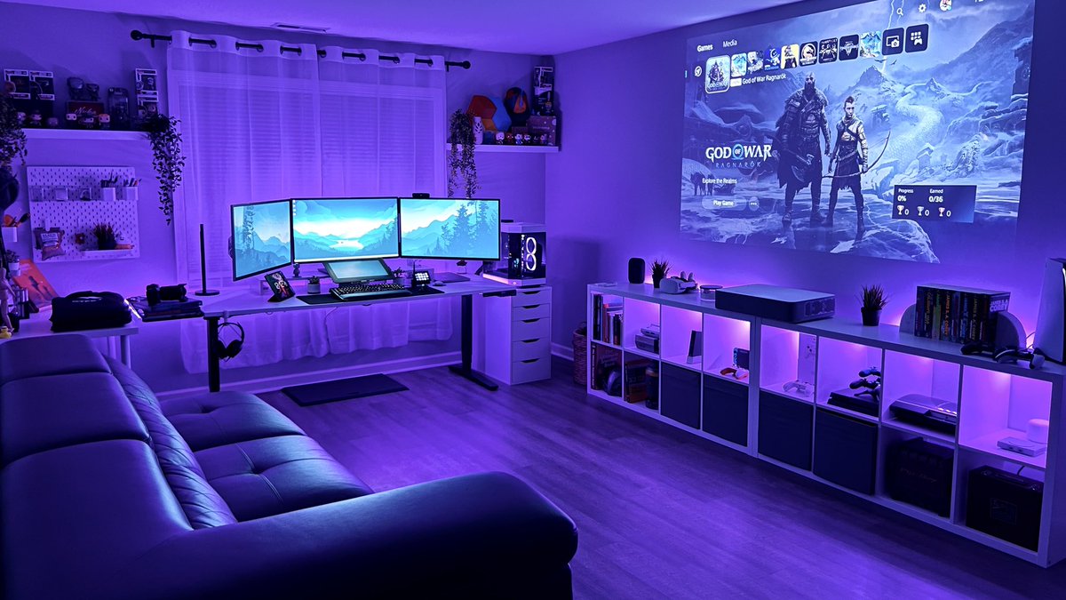 Freshly built pc and a nice clean workspace to kick off the year 👾