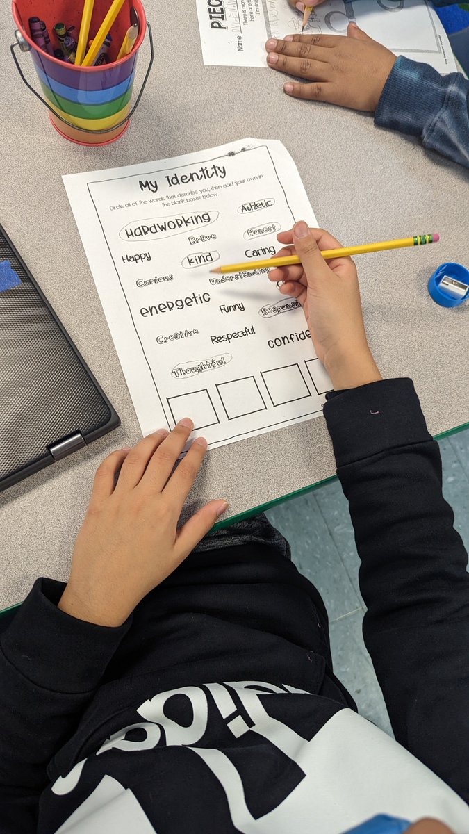 MsBaublitz_'s tweet image. This week we began the Unique Me unit in 3rd grade. These Ss were all smiles this morning while thinking about things that make them unique and why they love themselves. #bcpslms @canstafford @NorwoodES @BCPSLMP