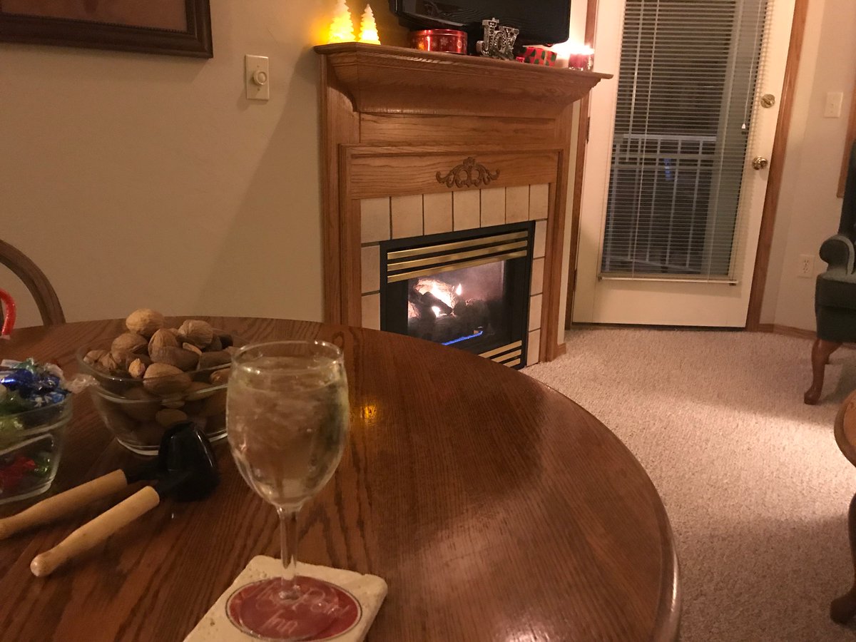 HighPointInn's tweet photo. Winter evenings in Door County are all about relaxation. Turn the fireplace on, pour your favorite beverage and read a new book or enjoy a movie! 

Call us to book your stay! 1 (800) 595-6894
#ephraimwi #doorcounty #highpointinn https://t.co/wepz7bVG0H