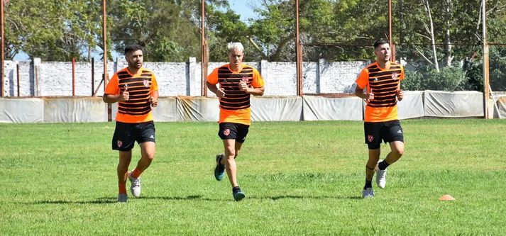 BeraTribuna's tweet photo. DE REGRESO!

Está mañana Berazategui volvió a los entrenamientos y se presentó en nuevo cuerpo técnico con Adrián Alvarez a la cabeza,seguido por Juan Álvarez (AC),Martin Gianfelice (AC),Diego alan Sibut (PF) y Germán Giménez (EA)

Bienvenidos! 

Vamos bera🍊 https://t.co/QNNqsnx3b9