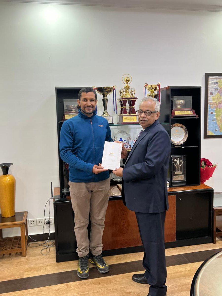 neeraj8848's tweet photo. 1. Received the "Journey of National Flag" as souvenir from Sh Vineet Pandey Sir (Secy, DoPosts, MoCom, GoI) with motivating words
2. With Seniors-Raj Sir and Pawan Sir (Dy DGs at Dak Bhawan). Unforgettable moments🔥
3. Luckily got 1st position in Skiing Course at IISM, Gulmarg🔱 https://t.co/Yh6Fwjx7GA