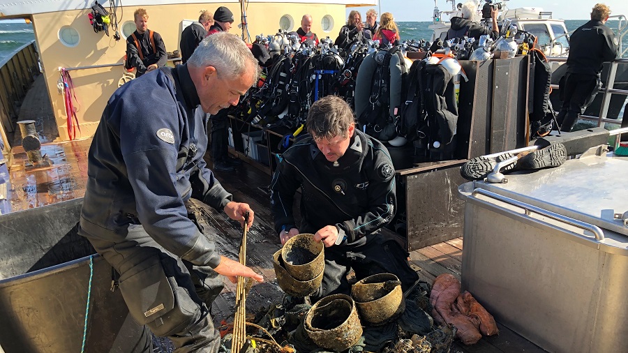 vakbladh2o's tweet photo. Bij de 2e opruimactie van #CleanUpXL hebben bergers en duikers ruim 100.000 kilo afval uit de Noord- en de Waddenzee gehaald. Veel spullen zijn afkomstig van de ramp met containerschip MSC Zoe 4 jaar geleden. In februari gaan de bergers weer aan de slag.
https://t.co/ajJadcxmLl https://t.co/0NDEzkNIWR