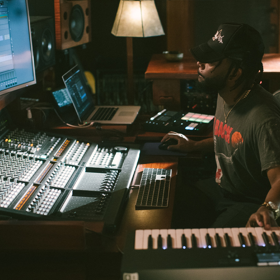 🎶 Check our our new YouTube video with <a href="/sounwave/">Sounwave</a> as he builds a beat from scratch with #KONTAKT7, talks about his upbringing, first radio hits, and his epic story of meeting Kendrick Lamar for the very first time: bit.ly/3Gv8dYt