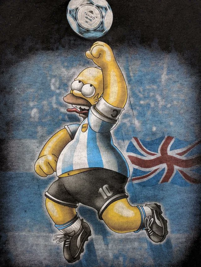 Rockomodernlif3's tweet photo. Hubo una época de la humanidad donde todos los niñatos usábamos remeras de los Simpson totalmente FALOPAS compradas en Lokuras o sucuchos así y los diseños eran realmente bizarros. Recuerdo una de Homero como Pablo Echarri y otra como Bin Laden (?)

Supimos ser felices. https://t.co/xpYejfBEsn