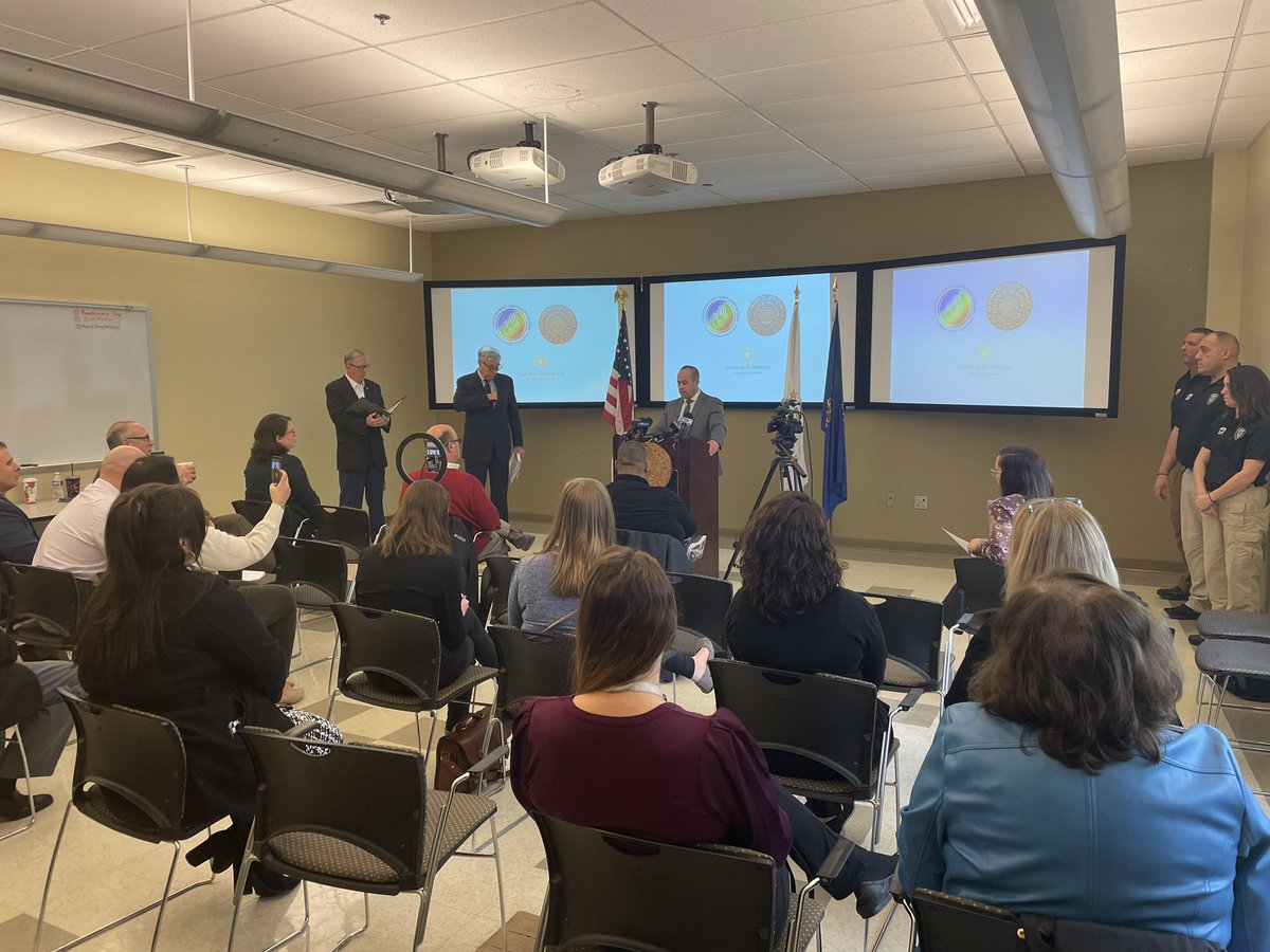 MattPaddockTV's tweet image. .@SenWhitehouse joining Cranston officials and mental health professionals to discuss improved crisis intervention training for local law enforcement. Whitehouse securing $500,000 for Cranston Polices CIT mental health response. More tonight on @wpri12