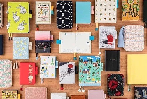 Lo_Mauro's tweet photo. ¿Conocen las agendas japonesas Hobonichi? Básicamente elegís la tapa del tamaño que quieras, elegís las secciones y el tipo de papel: hojas lisas, cuadriculadas, dos dia, por mes, bullet journal, para pintar con acuarelas. Todo funciona con repuestos y te armas la agenda a medida https://t.co/brYUMSw1W4