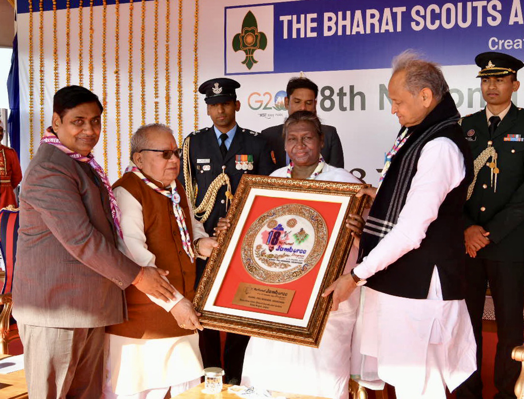 ashokgehlot51's tweet photo. समारोह में स्मृति चिन्ह भेंट कर राष्ट्रपति का स्वागत किया। इस अवसर पर जम्बूरी स्मारिका, विशेष आवरण तथा जम्बूरी पत्रिका का भी विमोचन किया गया। समारोह स्थल पर हेलिकॉप्टर द्वारा पुष्प वर्षा भी की गई।
2/2 https://t.co/UVS3KoF0mS