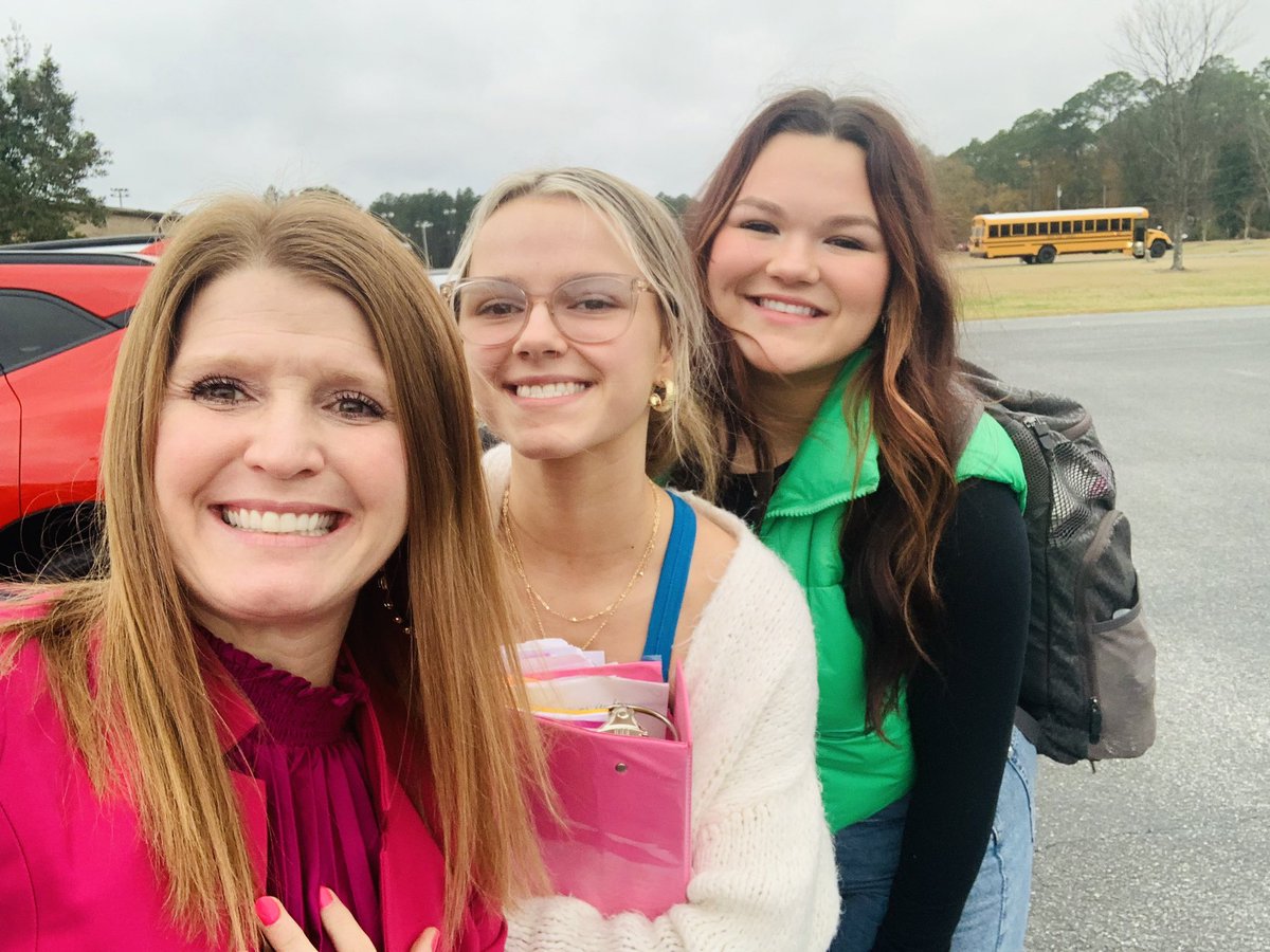 missliz31's tweet photo. And we are backkkkkkkk ❤️❤️❤️❤️ #LikeWeNeverLeft 
2023 is going to be 💯 #BeBC23 #SelfieChallenge @BryanCountyMHS #ProudPrincipal https://t.co/bwr8GDLG7X