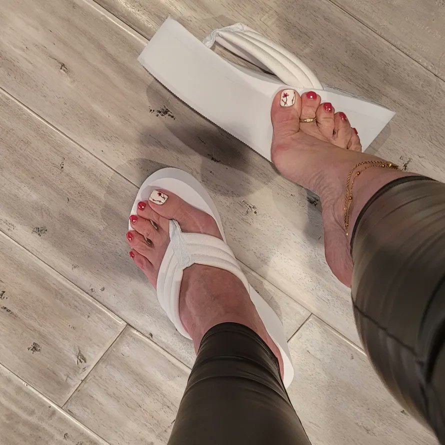 Toetal_solemate's tweet photo. Wednesday flip-flop wedges ๐
#footfetish #footworship #wrinkledsoles #feetfemdom #maturesoles #feet #kissmyfeet #footmodel #Wednesdaywedges #wednesdayfeet https://t.co/idWUA1XpX8