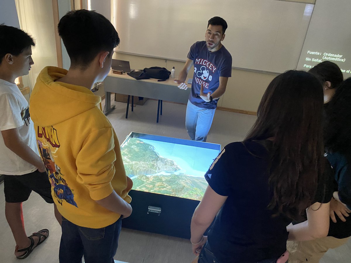 CIGIDEN's tweet photo. ¡Chile, territorio en movimiento! y #TsunamiLab, son las dos maquetas educativas con las que acercamos el #conocimientocientífico, desarrollado en el Centro, a niñas y niños.
Hoy, nuestro investigador CIGIDEN, Cristian Cortez, expone a estudiantes del curso @PentaUc 🌊 https://t.co/jpQGyuLw0W