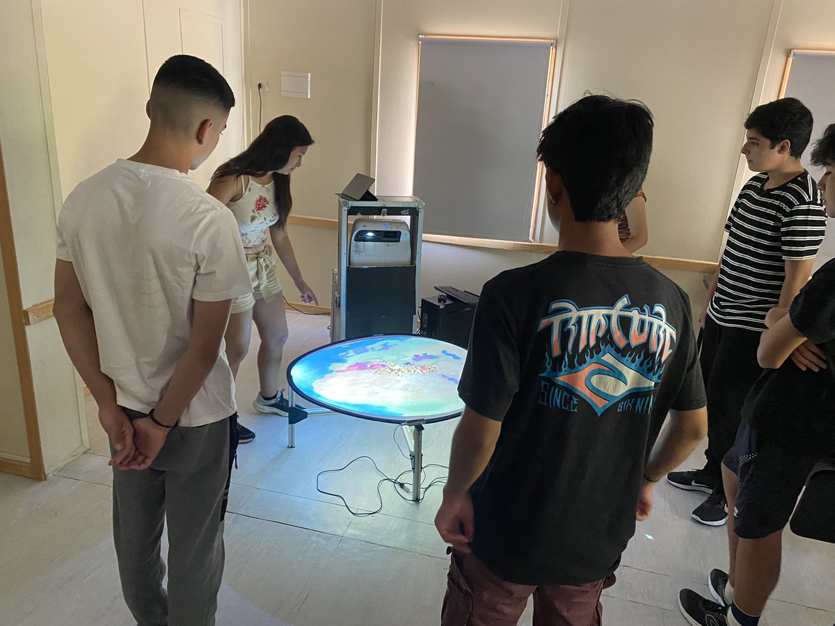 CIGIDEN's tweet photo. ¡Chile, territorio en movimiento! y #TsunamiLab, son las dos maquetas educativas con las que acercamos el #conocimientocientífico, desarrollado en el Centro, a niñas y niños.
Hoy, nuestro investigador CIGIDEN, Cristian Cortez, expone a estudiantes del curso @PentaUc 🌊 https://t.co/jpQGyuLw0W