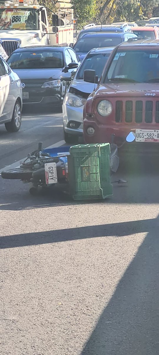 aegh7's tweet photo. Fuerte #accidente en la recta a Cholula, sentido Cholula. 
Hagámoslo viral, el responsable del autobús se dio a la fuga (anexo fotos), @laredcincoradio @TelevisaPuebla @aztecapuebla https://t.co/EER7FmxT8K