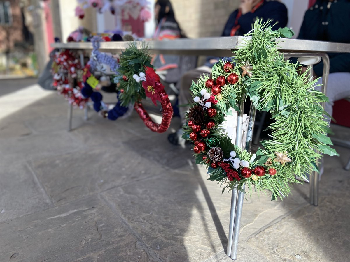 SouthwarkColl's tweet photo. #SupportedLearning students at Southwark College hosted a Christmas stall, selling handmade recycled Christmas wreaths and Christmas accessories, raising £300 for local charity @stjohnswaterloo
Read more of the story here📰👉https://t.co/Mgj0uwuHGm
#Christmas #southwarkcollege https://t.co/bTs63chbsw