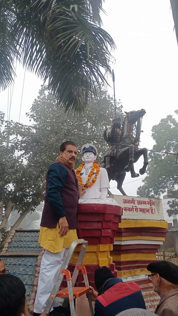 DrIndraDevSingh's tweet photo. सुनामी अभियान के दौरान शहीद हुए सैन्य अभियन्ता शरद कुमार चौहान की प्रतिमा हमने  महाराणा प्रताप चौक पर स्थापित करायी थी। आज उनकी पुण्यतिथि है। आज वीर शरद के पिता श्री जयवीर सिंह जी तथा माता श्रीमती मंजू देवी जी भी उपस्थित थे हम उन्हें भी नमन वंदन करते हैं। https://t.co/Lt4wM0Rpql