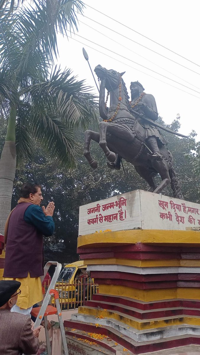 DrIndraDevSingh's tweet photo. सुनामी अभियान के दौरान शहीद हुए सैन्य अभियन्ता शरद कुमार चौहान की प्रतिमा हमने  महाराणा प्रताप चौक पर स्थापित करायी थी। आज उनकी पुण्यतिथि है। आज वीर शरद के पिता श्री जयवीर सिंह जी तथा माता श्रीमती मंजू देवी जी भी उपस्थित थे हम उन्हें भी नमन वंदन करते हैं। https://t.co/Lt4wM0Rpql