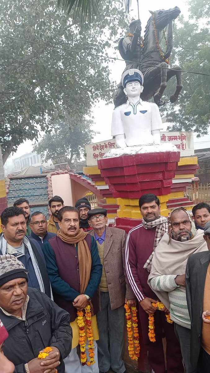 DrIndraDevSingh's tweet photo. सुनामी अभियान के दौरान शहीद हुए सैन्य अभियन्ता शरद कुमार चौहान की प्रतिमा हमने  महाराणा प्रताप चौक पर स्थापित करायी थी। आज उनकी पुण्यतिथि है। आज वीर शरद के पिता श्री जयवीर सिंह जी तथा माता श्रीमती मंजू देवी जी भी उपस्थित थे हम उन्हें भी नमन वंदन करते हैं। https://t.co/Lt4wM0Rpql