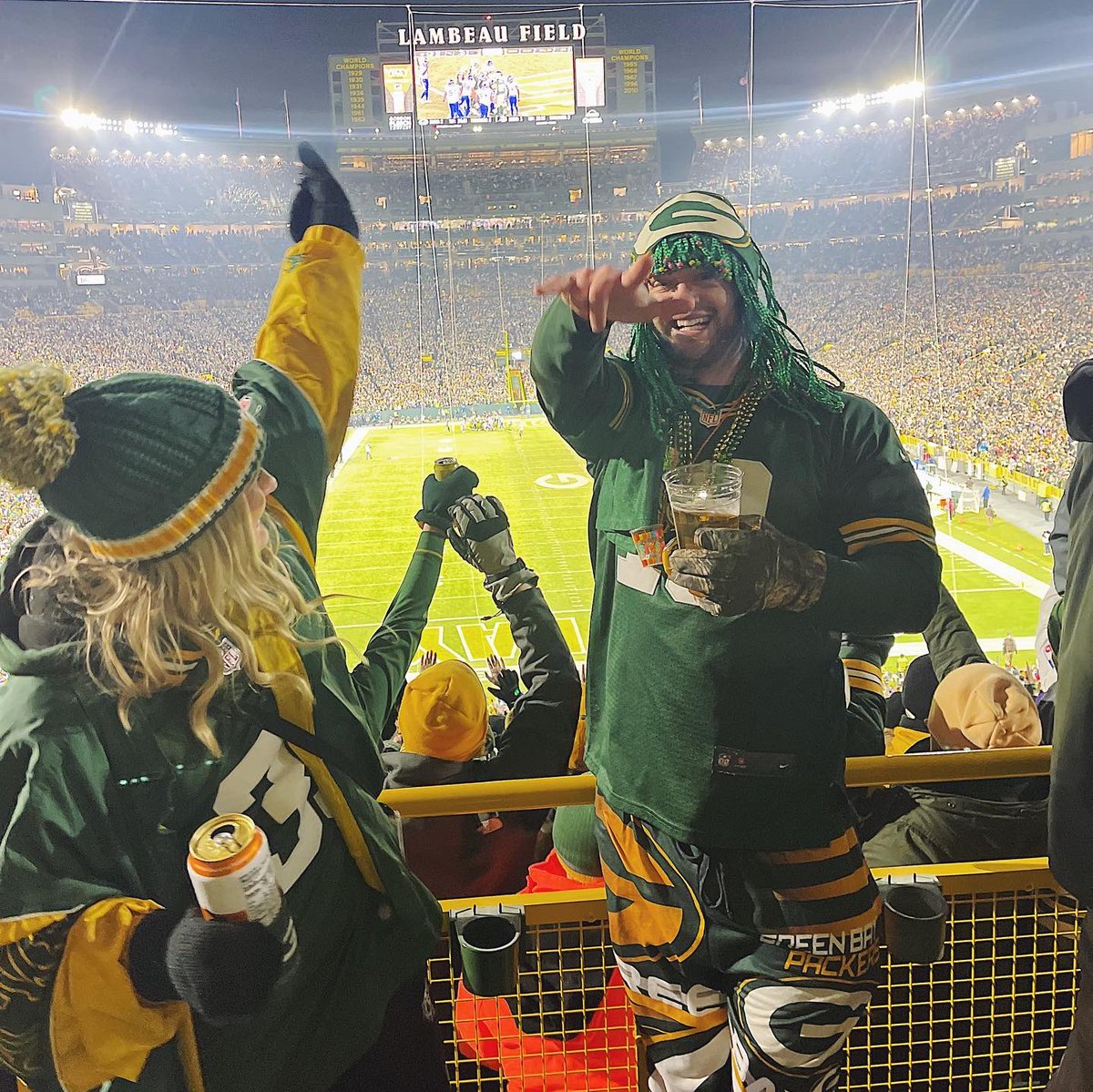 HeringMegan's tweet photo. @tomgrossicomedy Omg was at the game on New Years!!! Amazing! Would love to go again! @BreunigBailey https://t.co/y1cjByzRPb