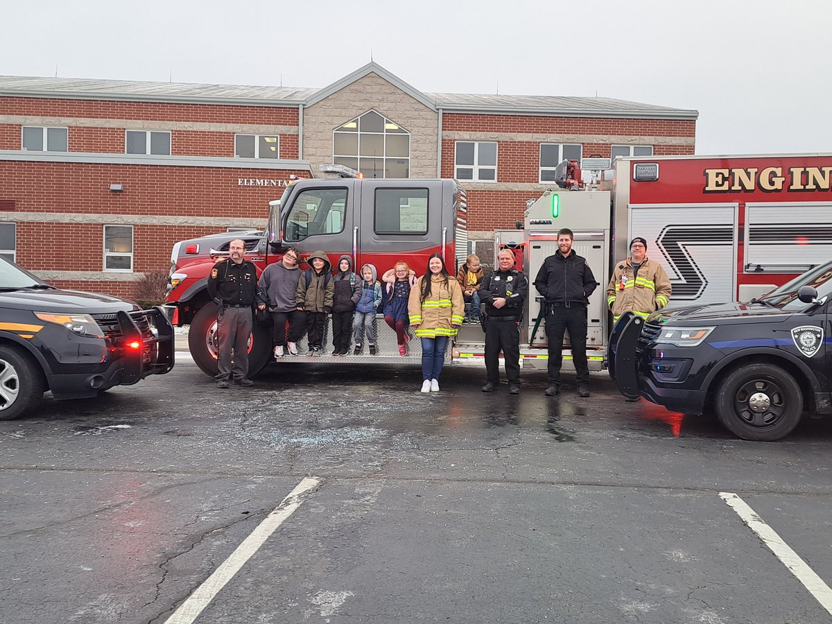Buckeye_Central's tweet photo. Hanging with Our Hero’s provided these elementary students with a trip to Dollar General to shop for their families. Thank you to Chatfield Fire, @washington_new Volunteer Fire Department, New Washington Police Department and Crawford County Sheriff! We ❤️ our community! #WeR_BC https://t.co/NYIYCgEaBk