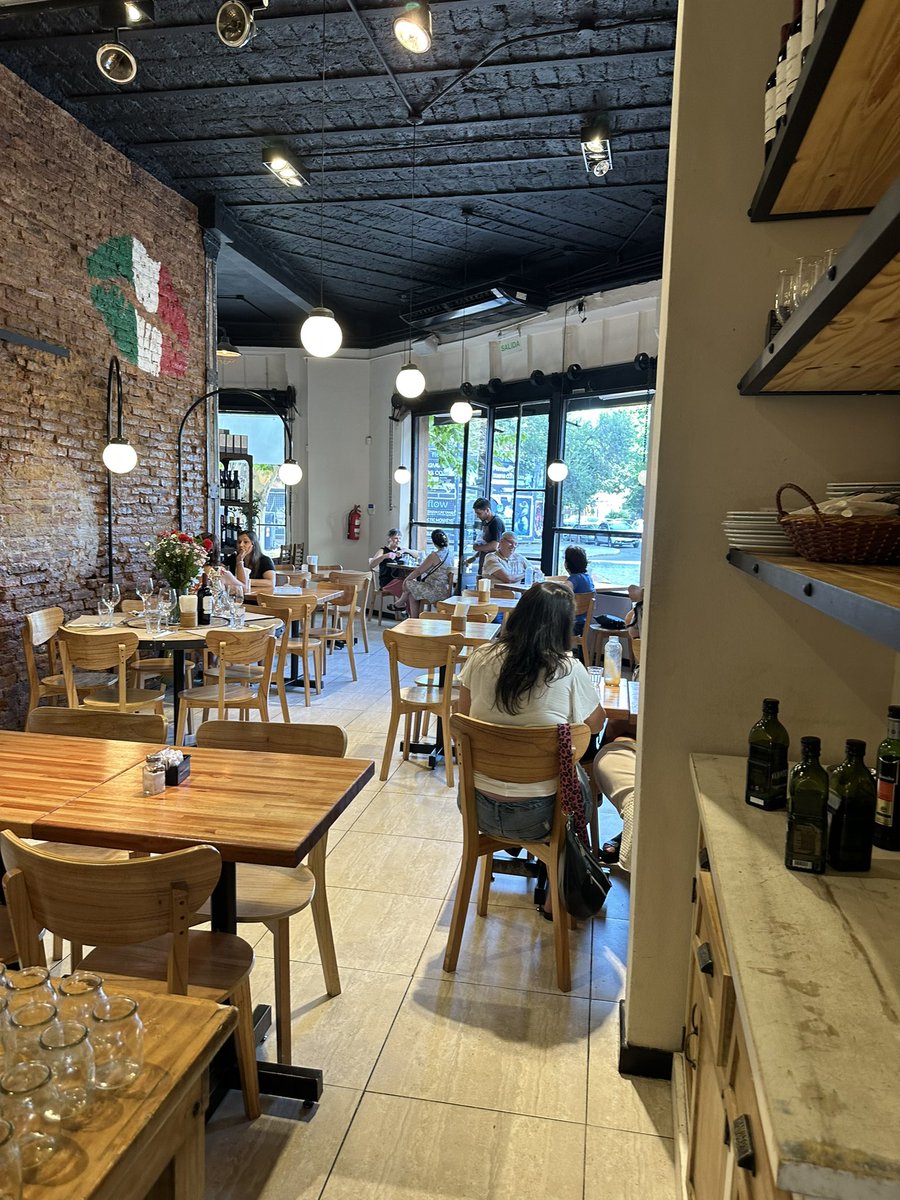 RoncolePane's tweet photo. 🤎Con este Clima Caluroso te esperamos con el ambiente fresco y comida italiana
Av. De los Incas 3800 Belgrano R 
Abierto de 08:00 a 00:00hs.
📞1169398199 - 1147802829 #roncolesbottegadeisapori https://t.co/8iTorh7ogA