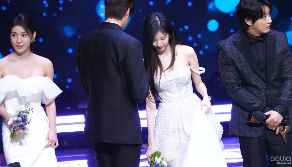 seomate_'s tweet photo. aww they're so cute 🐰💐

#seohyun #서현 #soobi
#kbsdramaawards2022 https://t.co/JGG0Fi3nhq