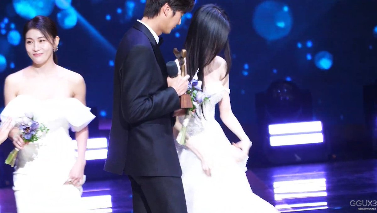 seomate_'s tweet photo. aww they're so cute 🐰💐

#seohyun #서현 #soobi
#kbsdramaawards2022 https://t.co/JGG0Fi3nhq