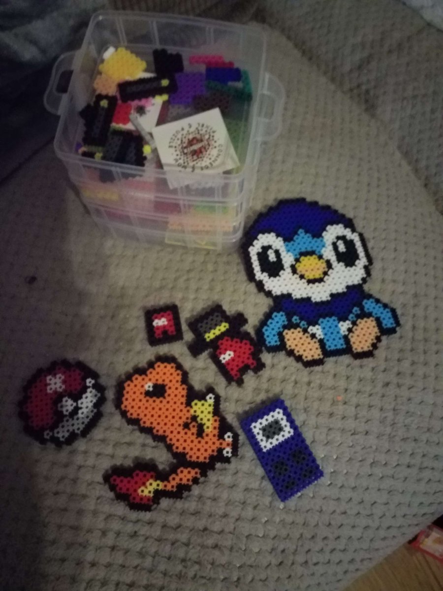 Bugsnan's tweet photo. so my son had #simbrix a few years ago and decided to get some for little bug for christmas .. when it came he wanted it for himself so I got him to buy another box from me .. @MrSimbrix these are so good and have kept them all busy .. a small thing for hours of fun #pixelart https://t.co/rSbWSo59QZ