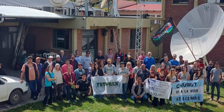 #esquel 🔴 Lxs trabajadorxs de Canal 4 y FM Sol nucleados en <a href="/siprenesquel/">Sindicato de Prensa Esquel</a> realizaron un paro de 24 horas en reclamo por atrasos salariales -que incluyen el aguinaldo- e irregularidades en los plazos y modalidades de pago. 

Leé más ➡️ bit.ly/3VDUOBO