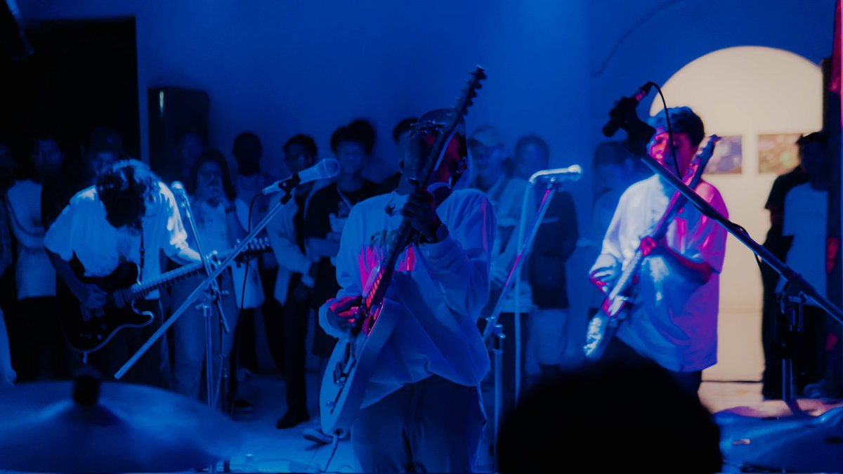 ternyatamedia's tweet photo. Ter-NYATA, @BandofFiore merilis Album pertamanya yang berjudul Tell A Story. Dimana momen 4 Desember ialah tanda momen satu tahun mereka berkecimpung dalam dunia musik. (17/12).

Foto: @da.twenty @aldysulton

#terNyata #fiore #tellastory #fordecember #showcase #ternyatamedia https://t.co/AW0133kz4Z