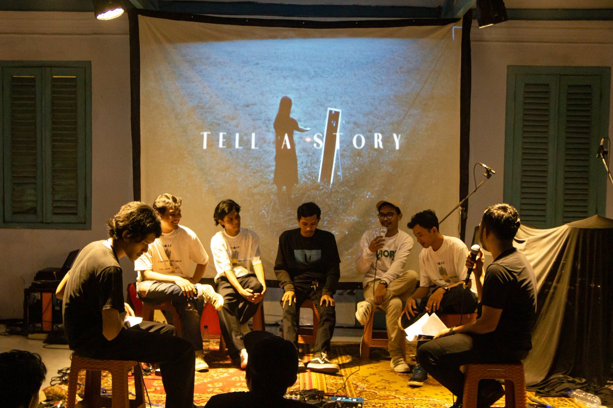 ternyatamedia's tweet photo. Ter-NYATA, @BandofFiore merilis Album pertamanya yang berjudul Tell A Story. Dimana momen 4 Desember ialah tanda momen satu tahun mereka berkecimpung dalam dunia musik. (17/12).

Foto: @da.twenty @aldysulton

#terNyata #fiore #tellastory #fordecember #showcase #ternyatamedia https://t.co/AW0133kz4Z
