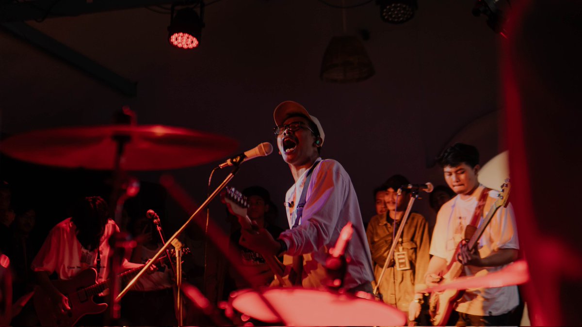 ternyatamedia's tweet photo. Ter-NYATA, @BandofFiore merilis Album pertamanya yang berjudul Tell A Story. Dimana momen 4 Desember ialah tanda momen satu tahun mereka berkecimpung dalam dunia musik. (17/12).

Foto: @da.twenty @aldysulton

#terNyata #fiore #tellastory #fordecember #showcase #ternyatamedia https://t.co/AW0133kz4Z