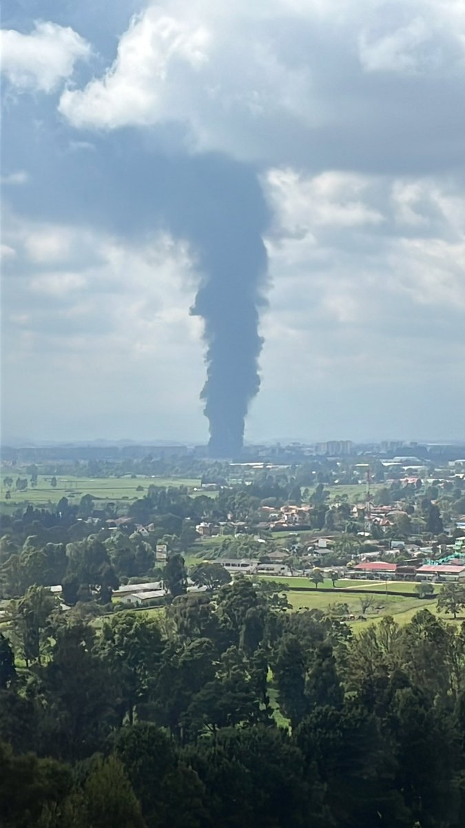 Jupilus's tweet photo. Hay un incendio en #bogotá muy grave. Alguien sabe algo? @Citytv https://t.co/ZXCSZx3SDL