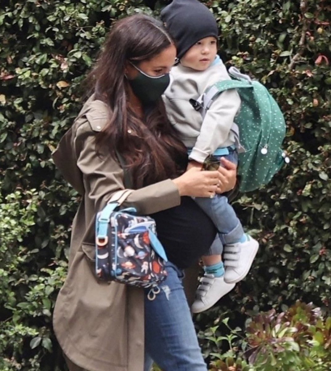 RestingDollface's tweet photo. 🇺🇸 California has STRICT laws against photographing the children of famous people. Then WHO leaked this picture? Who called the paps? Who signed off on letting it get published? The palace, really? @andersoncooper @CNN 

📷 Page Six #ShutUpHarry #VoetsekMeghan https://t.co/GmxcBjtR3E