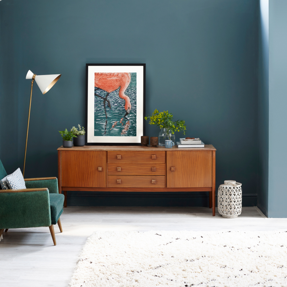 COLOUR ✨ If dark and dramatic is your taste, then a south-facing room will help to accentuate rich colours. Think forest greens, midnight blues and deep greys. As you would imagine, south- facing rooms receive the brightest light, so it is better to select a mid-tone neutral.