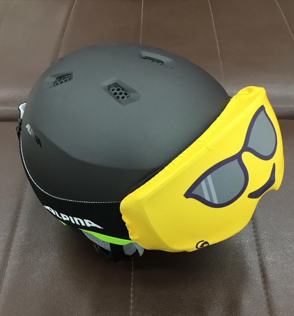 ishiiyokohama's tweet photo. スキーゴーグルむき出しで持ち歩いてませんか？
傷がつかない為のおすすめアイテムをご紹介します❗️
『gogglesoc 』
ゴーグル保護カバーケースで移動中や休憩中ヘルメットの上にゴーグルアップしているときもそのまま保護カバーとして装着可能なんです😆
#石井スポーツ #横浜店 
#gogglesoc https://t.co/y7YwKWh58D