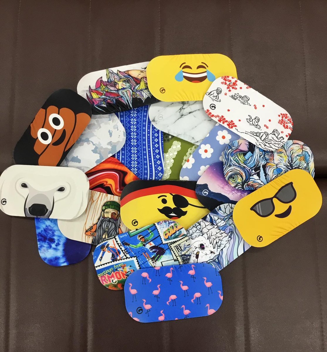 ishiiyokohama's tweet photo. スキーゴーグルむき出しで持ち歩いてませんか？
傷がつかない為のおすすめアイテムをご紹介します❗️
『gogglesoc 』
ゴーグル保護カバーケースで移動中や休憩中ヘルメットの上にゴーグルアップしているときもそのまま保護カバーとして装着可能なんです😆
#石井スポーツ #横浜店 
#gogglesoc https://t.co/y7YwKWh58D