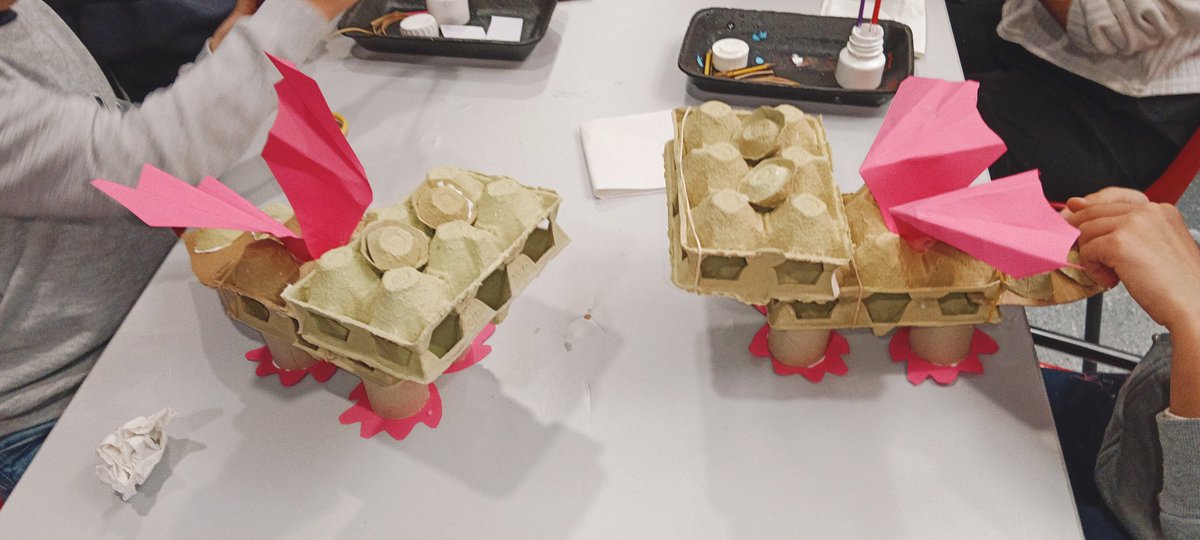 Hoy el taller de #InésMaroto va de dragones 🐉. Criaturas aladas que surcan las cimas de los altos árboles del #BosqueMágico
El último taller para los más mayores 👧🧑ha sido tooodo un 🎉éxito🎉

<a href="/AytoAlcorcon/">Ayuntamiento de Alcorcón</a> #NavidadAlcorcón2022