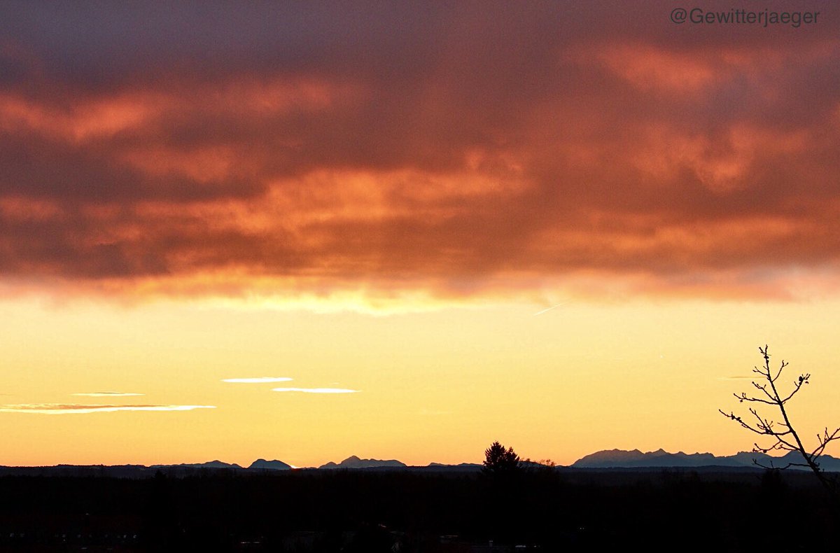 Gewitterjaeger's tweet image. Die goldene Morgenstimmung zum Sonnenaufgang. 😍

Dieses warme Licht zum Kaffee... ☺️

#sunrise #Morgenrot #Bayern