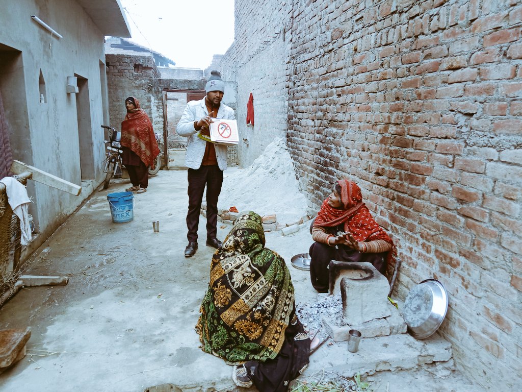 आज दिनांक 04/01/23 को फैमिली हेल्थ इंडिया (एंबेड परियोजना) के सहयोग विकास खंड समरेर के ग्राम बमियाना में ग्राम स्वास्थ पोषण दिवस के अन्तर्गत गर्भवती महिलाओं को मलेरिया बुखार के बारे में जागरुक करते हुऐ साथ ही बुखार के मरीज की मलेरिया की जांच करवाते हुए
<a href="/sksomya/">Som Sharma</a> 
<a href="/Isakshi1610/">Sakshi pawar</a>