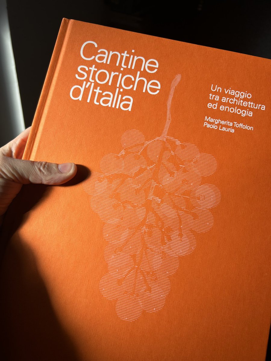 Tra le 38 cantine selezionate da Margherita Toffolon e Paolo Lauria per il volume “Cantine storiche d’Italia”, un viaggio tra architettura ed enologia anche Cantine del Notaio. 

Qui l'articolo su Italia a Tavola 👉italiaatavola.net/libri-guide/li…