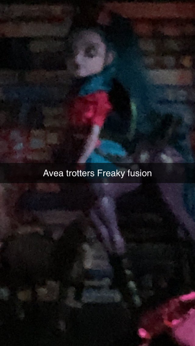 LifeIsACarousel's tweet image. So i have my backup acct now and i decided i was gonna show people which dolls i got since my birthday 

@Lucky_L0v3_ says shes scared of them but shes dum

#monsterhigh #MonsterHighG3 #bratz #everafterhigh